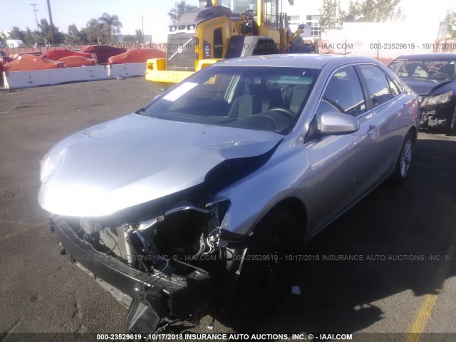 4T4BF1FK1FR513489 - 2015 TOYOTA CAMRY LE/XLE/SE/XSE 银色 照片 2