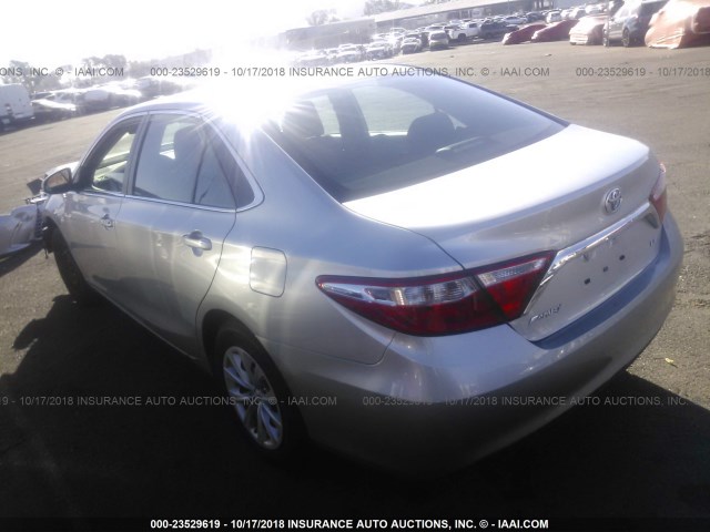 4T4BF1FK1FR513489 - 2015 TOYOTA CAMRY LE/XLE/SE/XSE SILVER photo 3