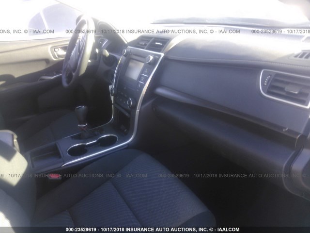 4T4BF1FK1FR513489 - 2015 TOYOTA CAMRY LE/XLE/SE/XSE 银色 照片 5