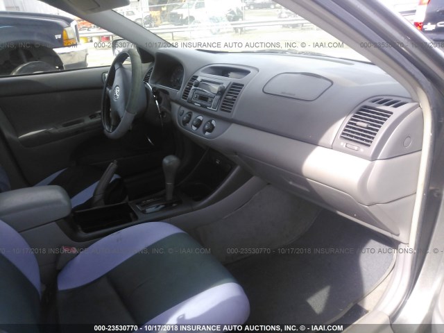 4T1BE32K23U652802 - 2003 TOYOTA CAMRY LE/XLE/SE GRAY photo 5