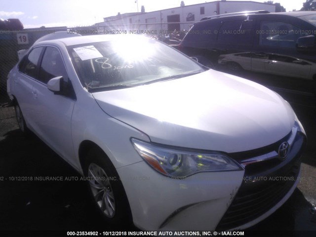 4T4BF1FK8GR547852 - 2016 TOYOTA CAMRY LE/XLE/SE/XSE 白色 照片 1