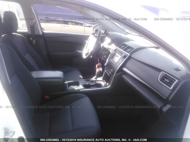 4T4BF1FK8GR547852 - 2016 TOYOTA CAMRY LE/XLE/SE/XSE 白色 照片 5