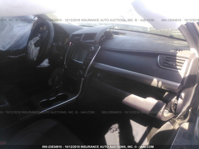 4T1BF1FK0HU451841 - 2017 TOYOTA CAMRY LE/XLE/SE/XSE 黑色 照片 5