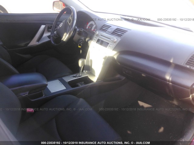 4T1BF3EK2BU610881 - 2011 TOYOTA CAMRY 红色 照片 5