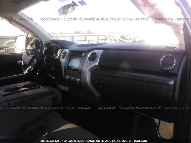5TFRW5F17GX207389 - 2016 TOYOTA TUNDRA DOUBLE CAB SR/SR5 GRAY photo 5
