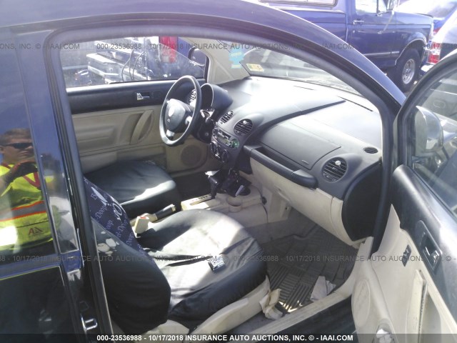 3VWBB61C6WM044330 - 1998 VOLKSWAGEN NEW BEETLE 黑色 照片 5