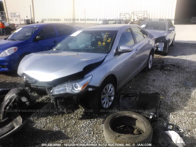 4T1BF1FK9HU815559 - 2017 TOYOTA CAMRY LE/XLE/SE/XSE SILVER photo 2