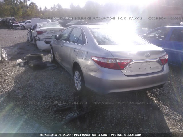 4T1BF1FK9HU815559 - 2017 TOYOTA CAMRY LE/XLE/SE/XSE SILVER photo 3