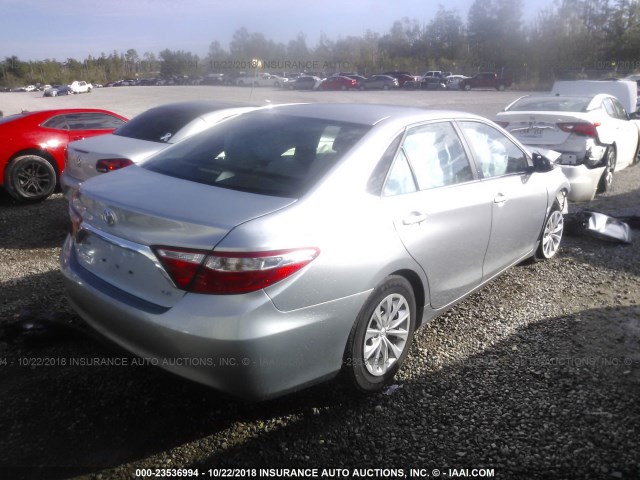 4T1BF1FK9HU815559 - 2017 TOYOTA CAMRY LE/XLE/SE/XSE SILVER photo 4
