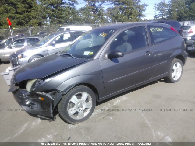 1FAFP31N06W175149 - 2006 FORD FOCUS ZX3 GRAY photo 2