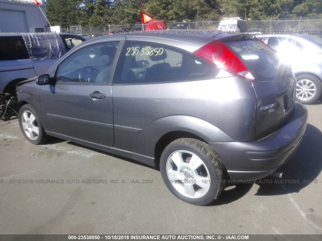 1FAFP31N06W175149 - 2006 FORD FOCUS ZX3 GRAY photo 3
