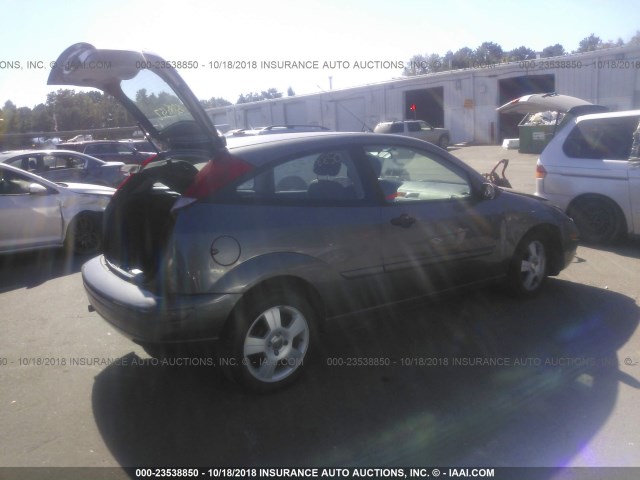 1FAFP31N06W175149 - 2006 FORD FOCUS ZX3 GRAY photo 4