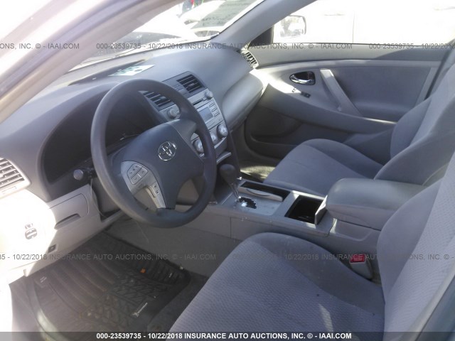 4T1BF3EK1BU647386 - 2011 TOYOTA CAMRY SE/LE/XLE ვერცხლისფერი ფოტო 5