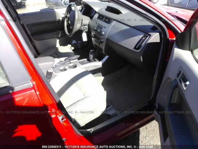 1FAHP35N58W251373 - 2008 FORD FOCUS SE/SEL/SES RED photo 5