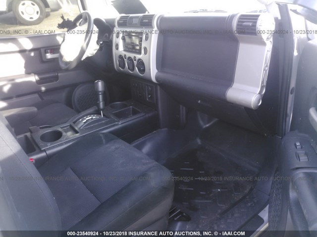 JTEZU11F370013092 - 2007 TOYOTA FJ CRUISER SILVER photo 5