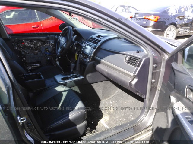4T1BF1FK0EU753271 - 2014 TOYOTA CAMRY L/SE/LE/XLE 灰色 照片 5