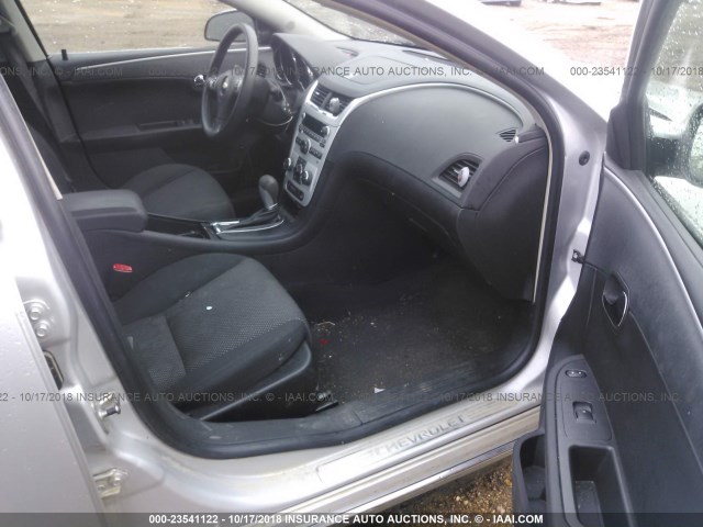 1G1ZH57B49F130855 - 2009 CHEVROLET MALIBU 1LT SILVER photo 5