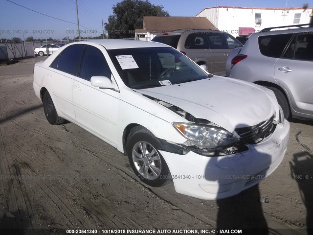 4T1BF32K85U607797 - 2005 TOYOTA CAMRY LE/XLE/SE WHITE photo 1