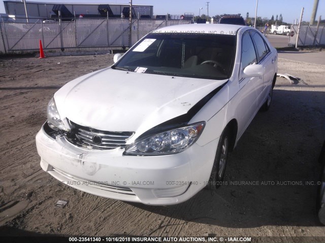 4T1BF32K85U607797 - 2005 TOYOTA CAMRY LE/XLE/SE WHITE photo 2