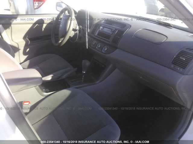 4T1BF32K85U607797 - 2005 TOYOTA CAMRY LE/XLE/SE WHITE photo 5