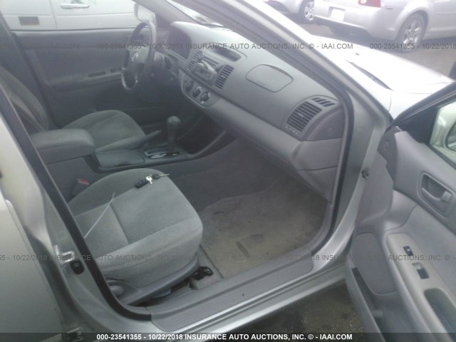 4T1BE32K62U071351 - 2002 TOYOTA CAMRY LE/XLE/SE Gümüş foto 5