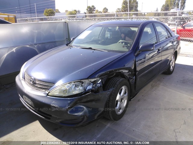 4T1BE32K22U577999 - 2002 TOYOTA CAMRY LE/XLE/SE BLUE photo 2