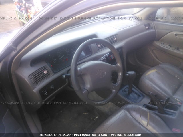 4T1BF28K1WU041176 - 1998 TOYOTA CAMRY CE/LE/XLE 棕色 照片 5