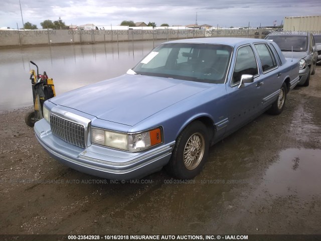 1LNLM82W1RY686982 - 1994 LINCOLN TOWN CAR SIGNATURE/TOURNAMENT BLUE photo 2