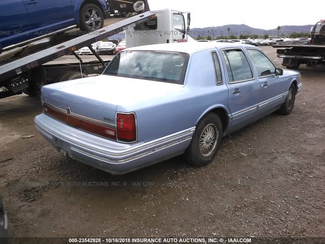 1LNLM82W1RY686982 - 1994 LINCOLN TOWN CAR SIGNATURE/TOURNAMENT BLUE photo 4