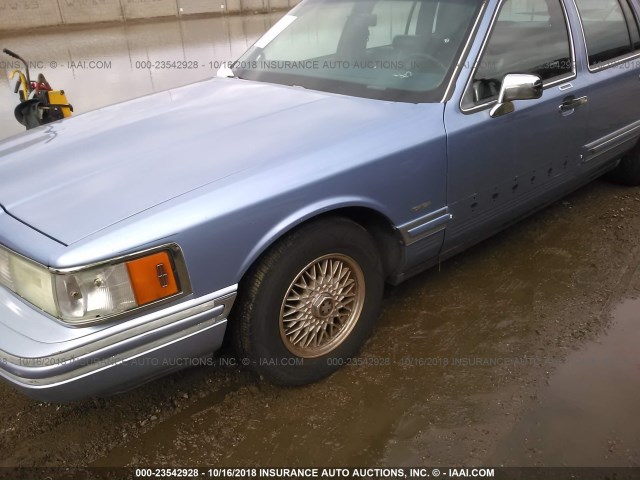 1LNLM82W1RY686982 - 1994 LINCOLN TOWN CAR SIGNATURE/TOURNAMENT BLUE photo 6