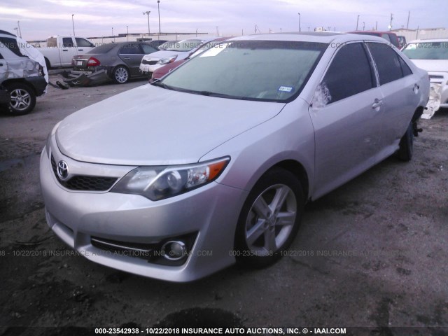 4T1BF1FK3DU267505 - 2013 TOYOTA CAMRY L/SE/LE/XLE Gümüş foto 2