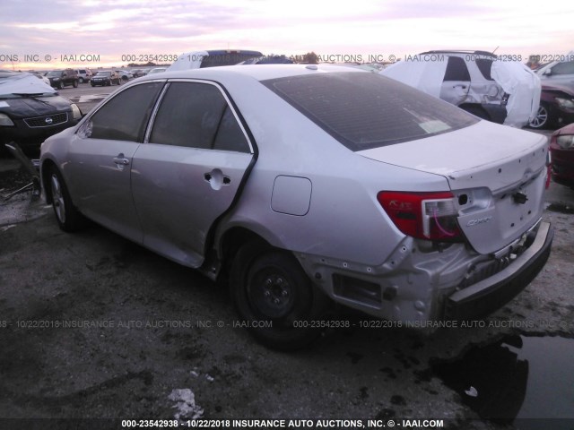 4T1BF1FK3DU267505 - 2013 TOYOTA CAMRY L/SE/LE/XLE Gümüş foto 3