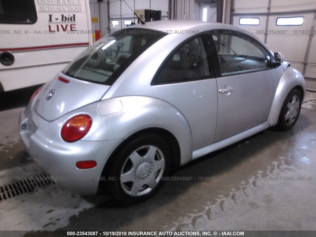 3VWBB61C8WM012267 - 1998 VOLKSWAGEN NEW BEETLE 银色 照片 4
