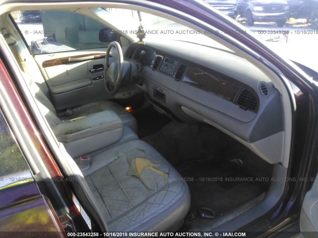 1LNHM81W2YY770864 - 2000 LINCOLN TOWN CAR EXECUTIVE BURGUNDY photo 5