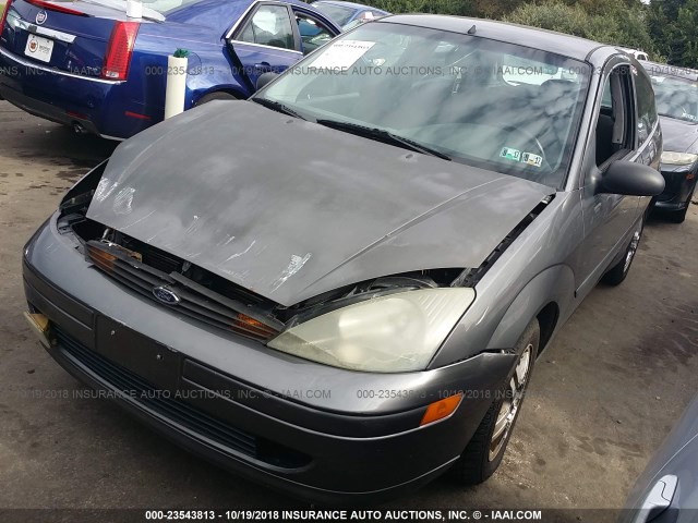 3FAFP31364R116427 - 2004 FORD FOCUS ZX3 GRAY photo 2