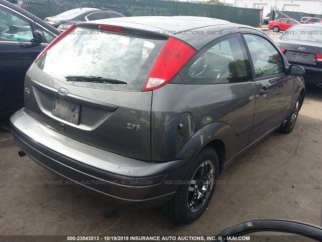 3FAFP31364R116427 - 2004 FORD FOCUS ZX3 GRAY photo 4