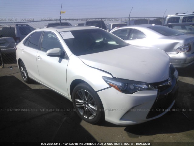 4T1BF1FK5GU160315 - 2016 TOYOTA CAMRY LE/XLE/SE/XSE WHITE photo 1
