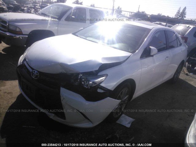 4T1BF1FK5GU160315 - 2016 TOYOTA CAMRY LE/XLE/SE/XSE WHITE photo 2