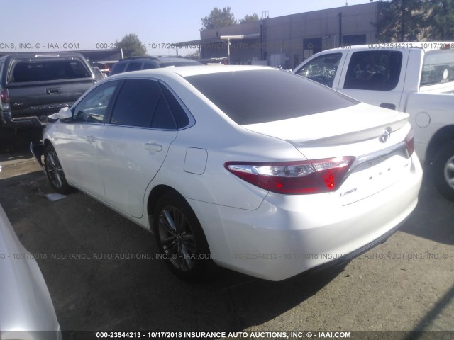 4T1BF1FK5GU160315 - 2016 TOYOTA CAMRY LE/XLE/SE/XSE WHITE photo 3