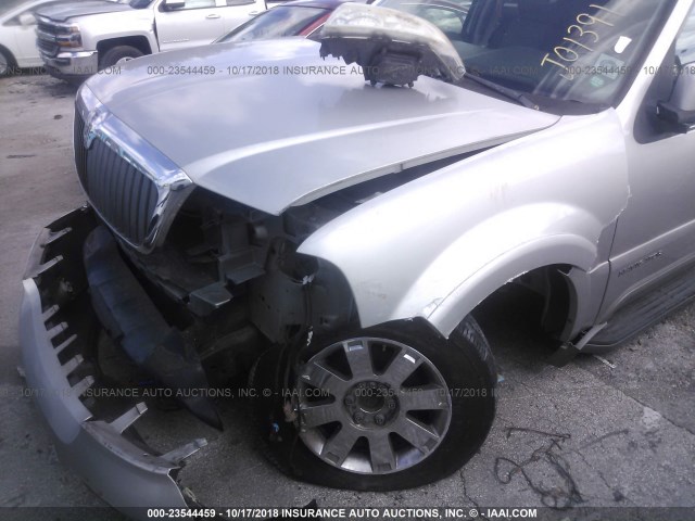 5LMFU27R24LJ01391 - 2004 LINCOLN NAVIGATOR SILVER photo 6