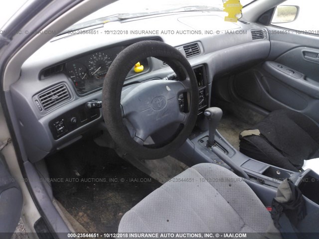 JT2BG22K2Y0418711 - 2000 TOYOTA CAMRY CE/LE/XLE 银色 照片 5
