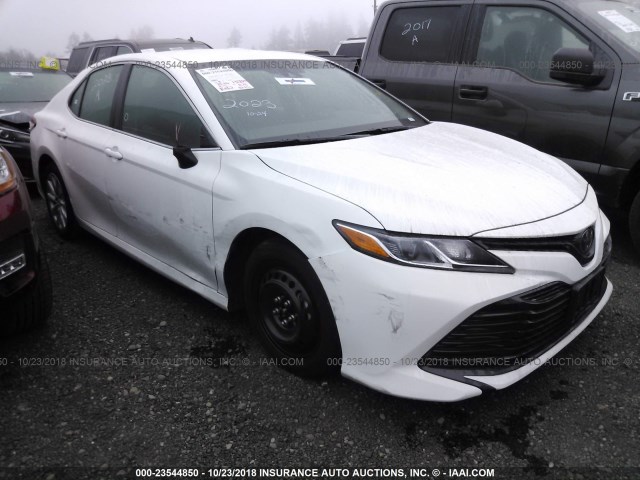 4T1B11HK3JU599824 - 2018 TOYOTA CAMRY L/LE/XLE/SE/XSE WHITE photo 1