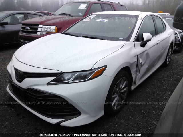 4T1B11HK3JU599824 - 2018 TOYOTA CAMRY L/LE/XLE/SE/XSE WHITE photo 2