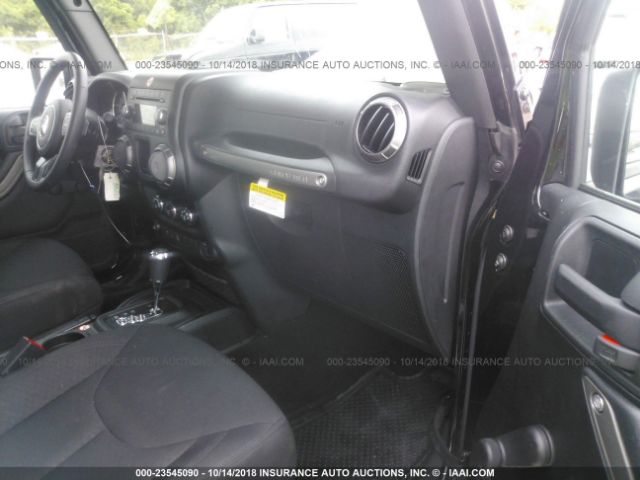 1C4GJWAG2JL921677 - 2018 JEEP WRANGLER SPORT 黑色 照片 5