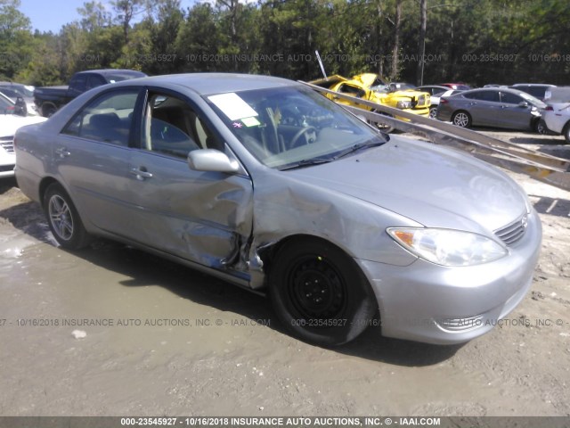 4T1BE30K05U501432 - 2005 TOYOTA CAMRY LE/XLE/SE SILVER photo 1
