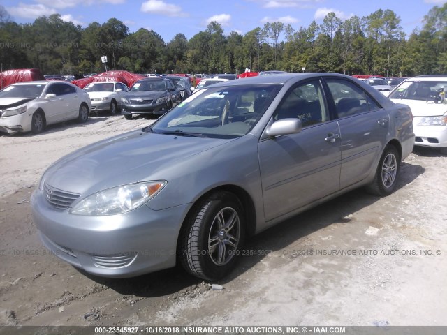 4T1BE30K05U501432 - 2005 TOYOTA CAMRY LE/XLE/SE SILVER photo 2