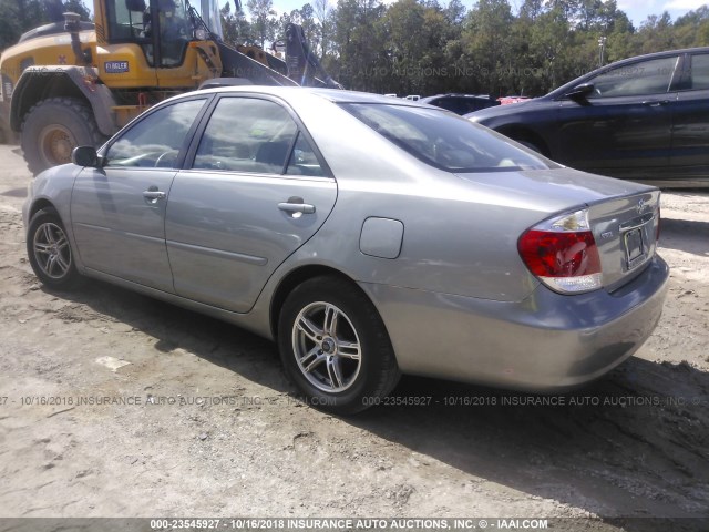 4T1BE30K05U501432 - 2005 TOYOTA CAMRY LE/XLE/SE SILVER photo 3