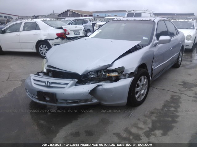 1HGCG567X2A041311 - 2002 HONDA ACCORD SE SILVER photo 2