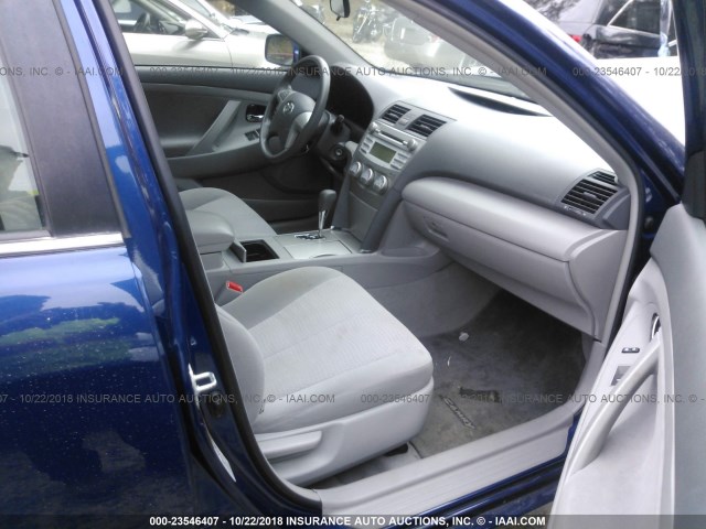 4T1BF3EK3BU764922 - 2011 TOYOTA CAMRY SE/LE/XLE 蓝色 照片 5