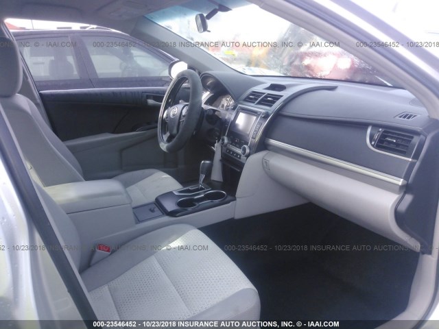 4T1BF1FK4EU358333 - 2014 TOYOTA CAMRY L/SE/LE/XLE 银色 照片 5